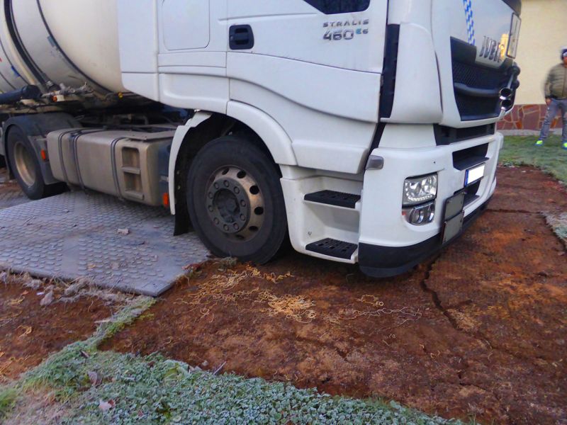 Spontane „Bergeaktion“ eines 40t LKW mit der Secu XL150 Schwerlast Baustraße auf einer aufgeweichten Wiese