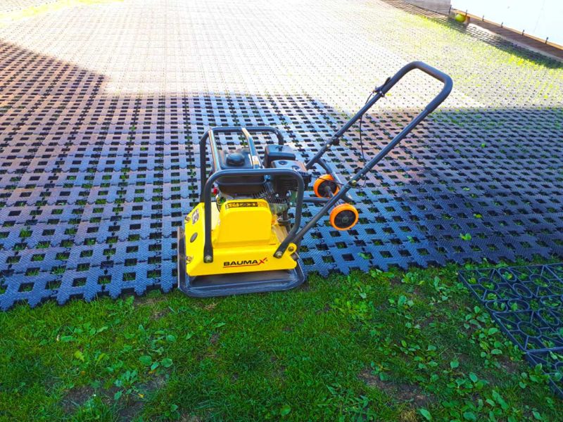 Gartenboden befestigen und befahrbar machen mit dem Rasengitterstein RGS35
