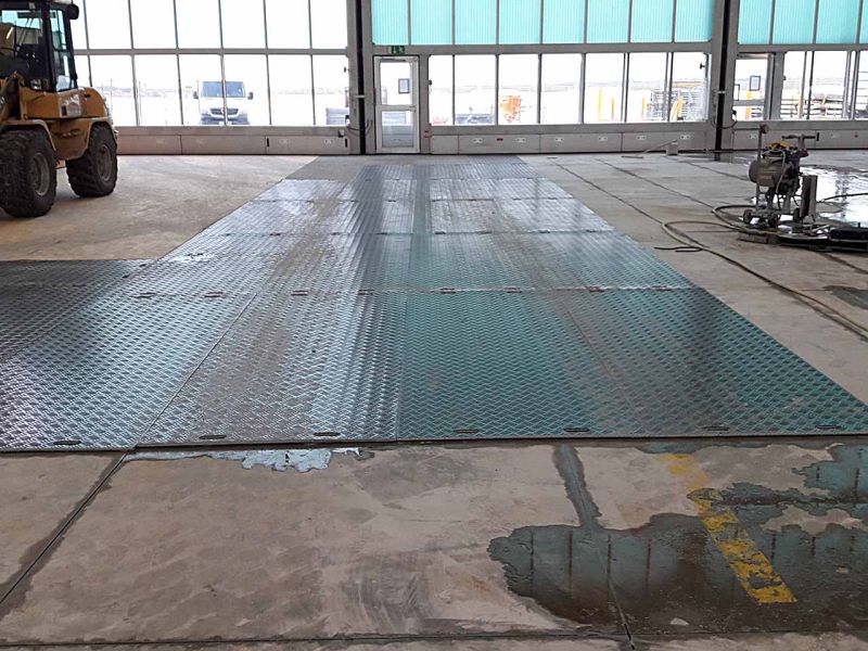So gelingt der Schutz von Betonböden auf Baustellen