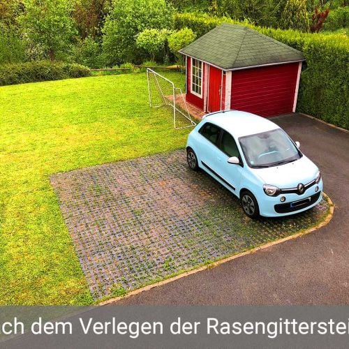 Auf einer Rasenfläche wurde ein PKW-Rasenstellplatz angelegt. Darauf steht ein Auto. Ein Gartenhäuschen steht vor einer Hecke.