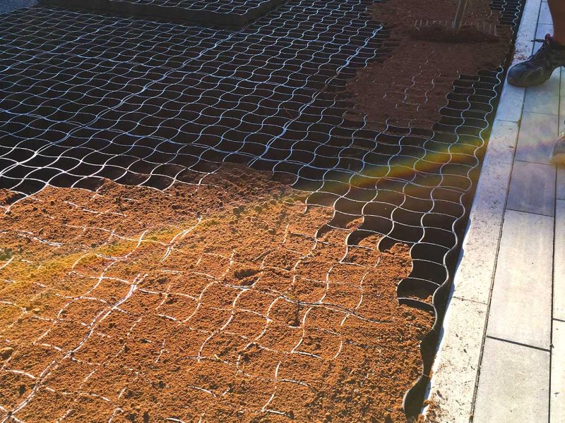 Begrünte Hofeinfahrt & Wohnwagen Stellplatz mit dem Bodengitter BG50 stabilisieren