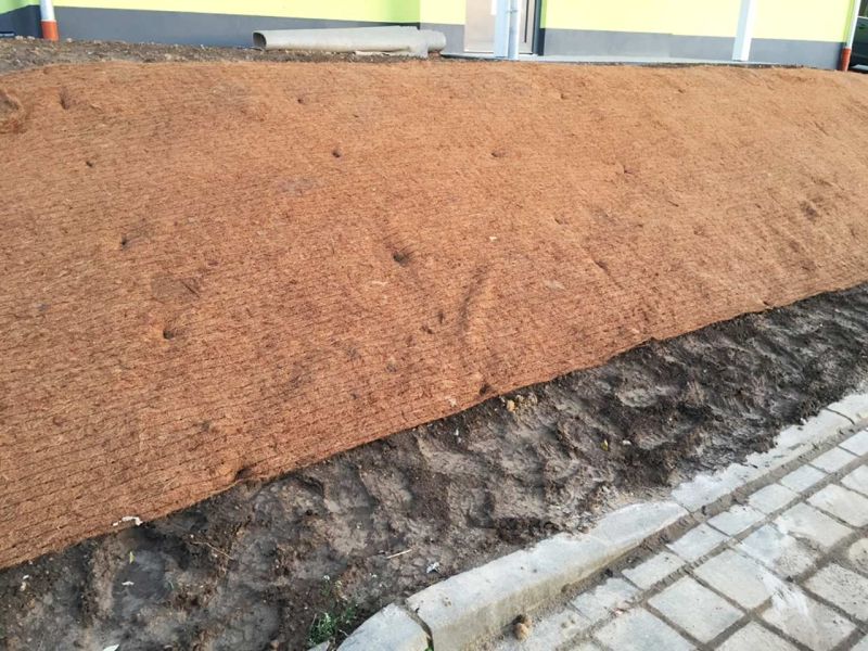 Leichtes Gefälle stabilisieren und vor Erosion schützen mit der Böschungsmatte Kokos BMK350