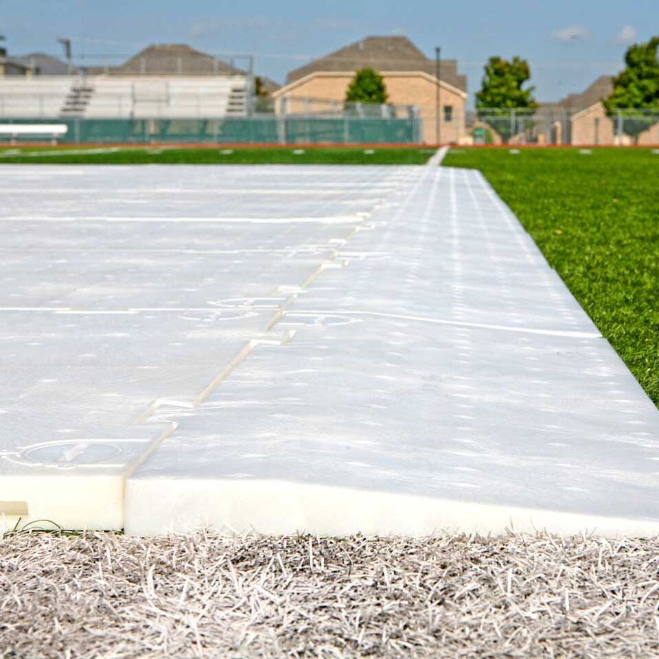 OmniDeck ist ein ultra robustes, schnell zu verlegendes Flächenschutz-System zur vollflächigen Bodenabdeckung für Events, Veranstaltungen und innerstädtischen Baustellen.