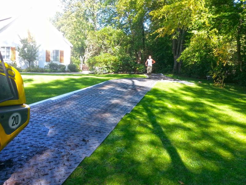 Fahrstraße zum Schutz der Rasenfläche im Galabau