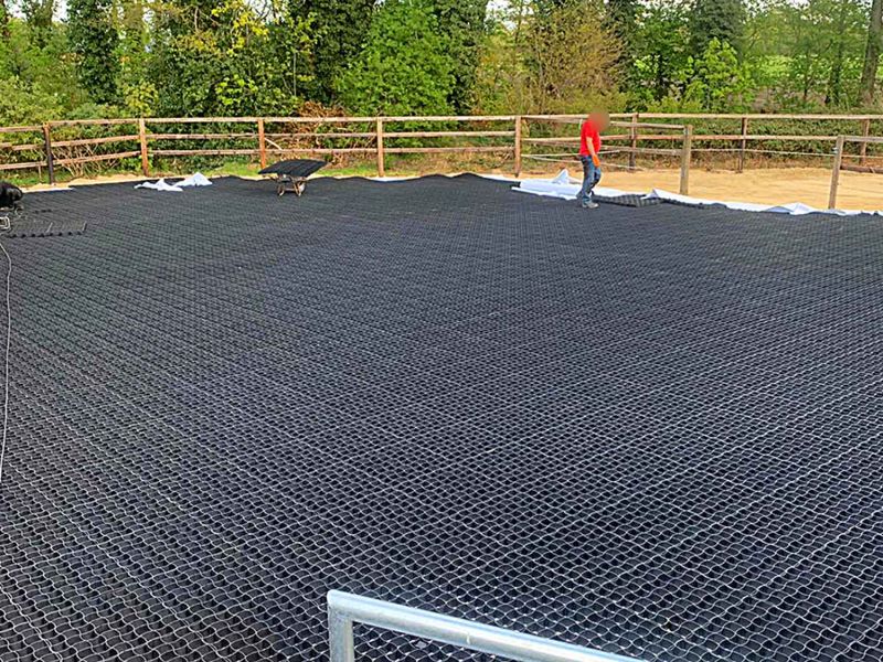 Bodengitter als Fläche verlegt für ein Pferdepaddock