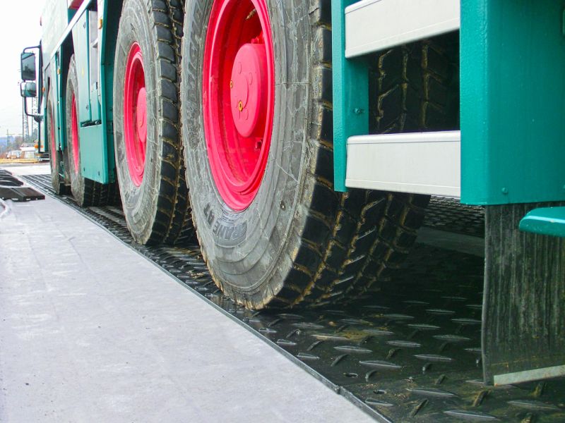 Bodenschutzplatten als Stellfläche für einen Autokran