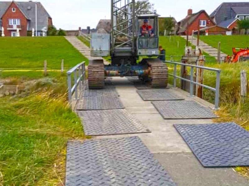 Aktiver Bodenschutz mit der s:tek 48 Hochleistungs-Bodenschutzplatte auf der Hallig Oland