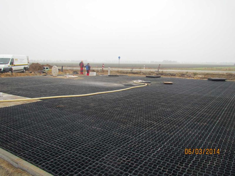Verlegung des Bodengitter BG50 aus Kunststoff zur Bodenstabilisierung für ein Trogbauwerk
