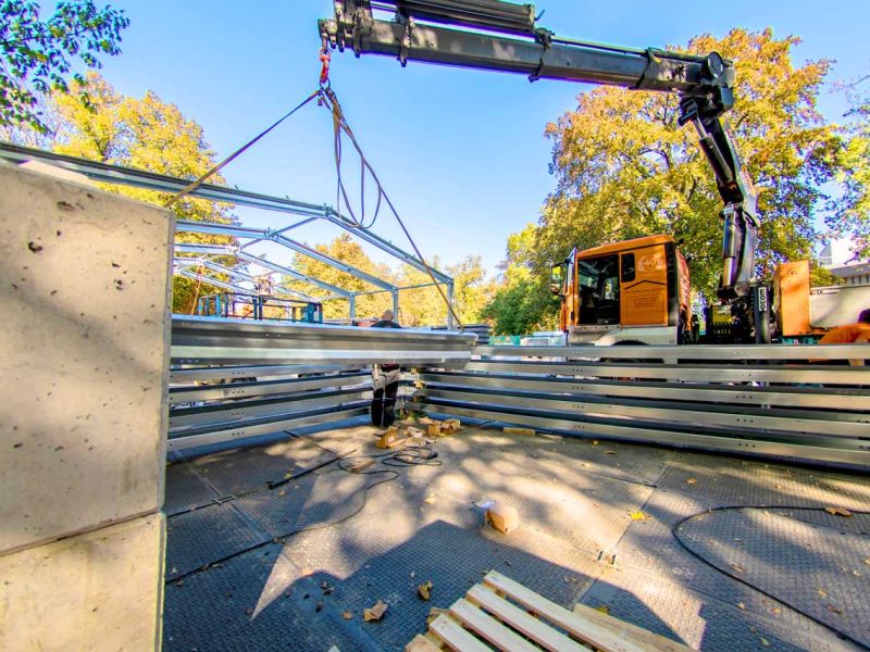 Lastverteilende Bodenschutzplatten als tragfähiger Unterboden zur Errichtung einer temporär genutzten Stahlhalle als Eventzelt