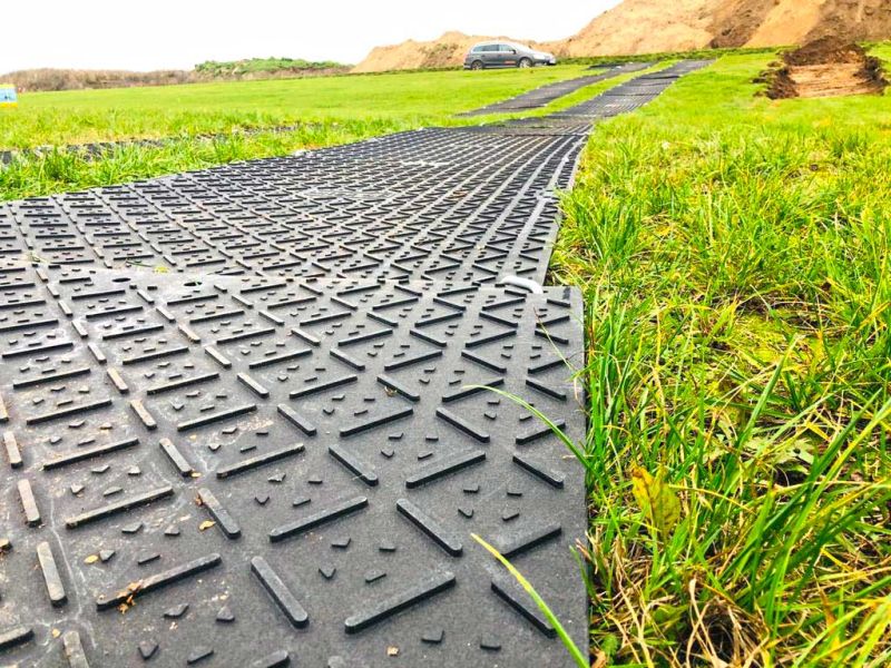 x:tek Hochleistungs Fahrplatten aus Kunststoff als Fahrbahnplatten bzw. Überfahrplatten als Rasenschutz bzw Flächenschutz für den Baustellenverkehr auf einer Wiese