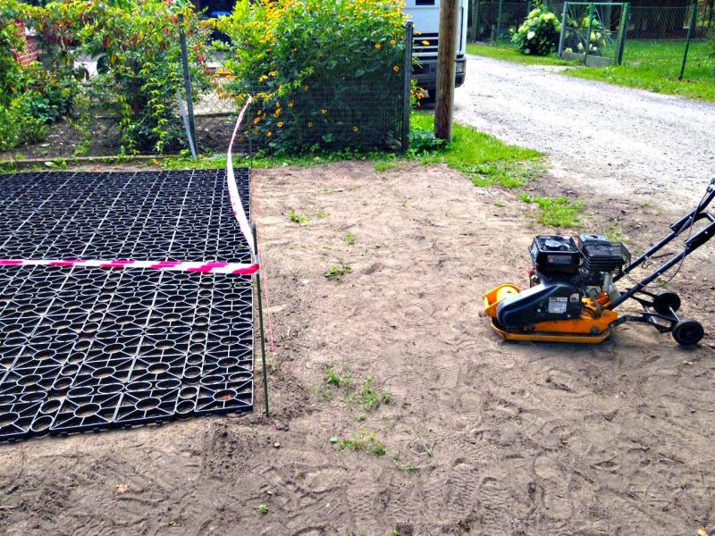 Wie legt man eine befahrbare Rasenfläche für eine begrünte Einfahrt an? Wie vermeidet man Fahrspuren im Rasen? Ganz einfach, mit dem Rasengitter RG24 von Securatek