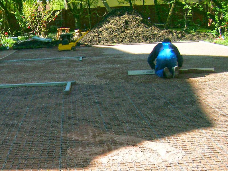 Herstellung eines großen Parkplatz mit dem Bodengitter BG30