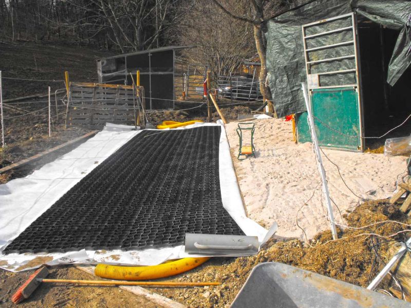 Verlegung des Bodengitter BG30 ohne Unterbau zur Herstellung eines Paddock