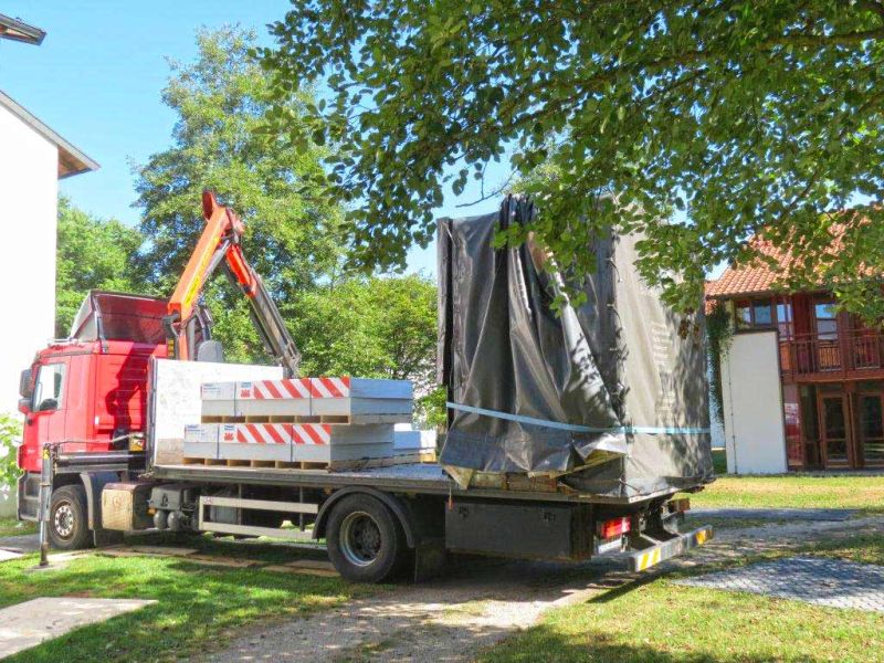 Fahrstraße und Arbeitsfläche zur Renovierung eines Gebäudes