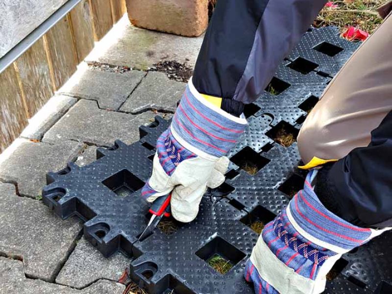 Befestigte Fahrspuren für ein Wohnmobil-Stellplatz mit dem Rasengitterstein RGS35 aus Kunststoff