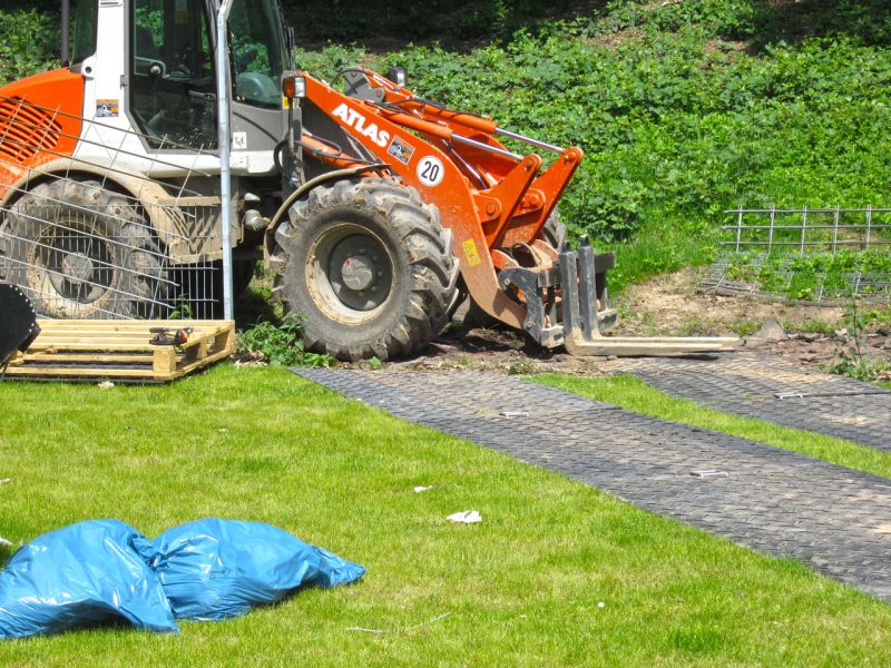 Fahrplatten zur Kampfmittelbeseitigung im Stadion in Köln
