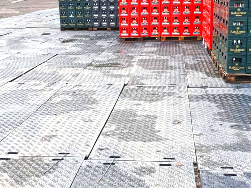 Temporäre Lagerfläche zum befahren mit Transportfahrzeugen mit den e:tek PRO Langen Fahrplatten