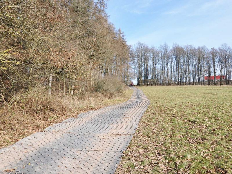 Mobile Baustraße Telekom-Baustelle Esselbach im Steigerwald mit der s:tek 48 Bodenschutzplatte