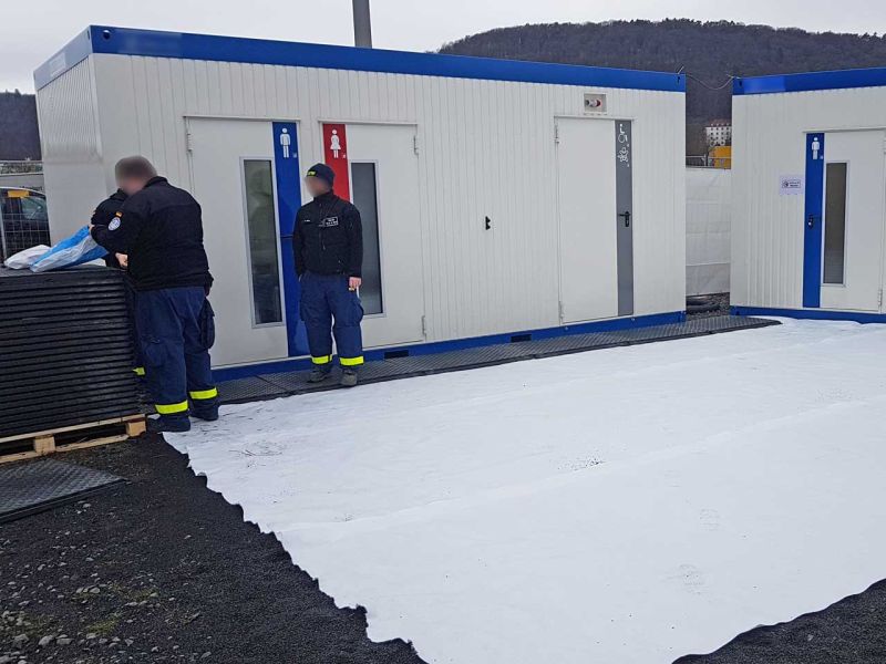 Bei der Velegung von Bodenmattten, Bodensystemen und Abdecksystemen empfiehlt es sich immer ein Geotextil als Trennlage zu verwenden.