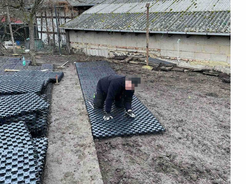 Sind Paddockplatten, die den Boden befestigen und abdecken, eine sinnvolle Lösung gegen das Aufwühlen und Scharren von Hühnern? Kurz und Knapp...