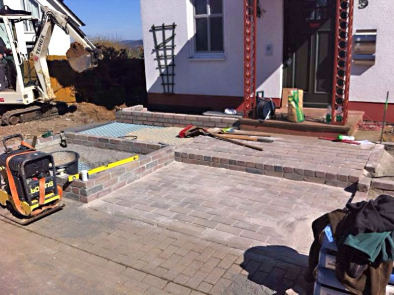 Verlegen und verfüllen der Bodenwabe BW40 zur Befestigung von Kieswegen