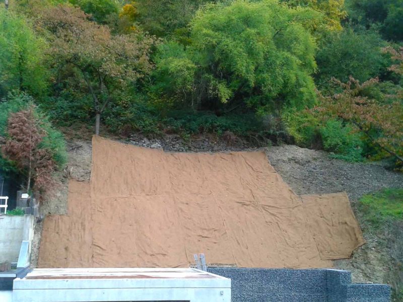 Verlegung der Böschungsmatte BMK350 als Erosionsschutz zur Hangsicherung