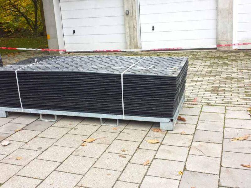 Fahrplatten als temporärer Parkplatz auf einer Rasenfläche