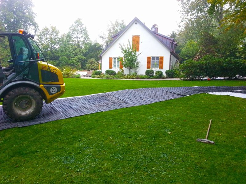 Fahrstraße zum Schutz der Rasenfläche im Galabau
