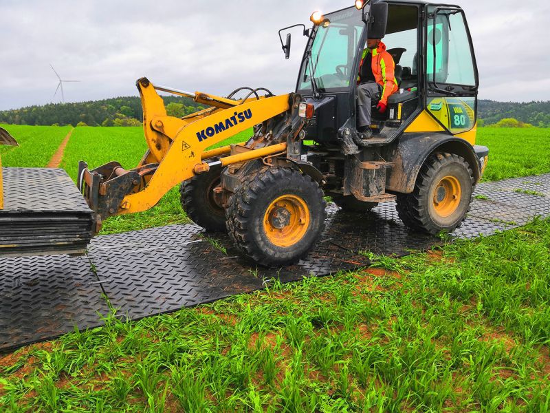 Verlegung eines mobilen Gehwegs mit der stek48 Hochleistungs-Bodenschutzplatten für Hessentag 2019 in Bad Hersfeld