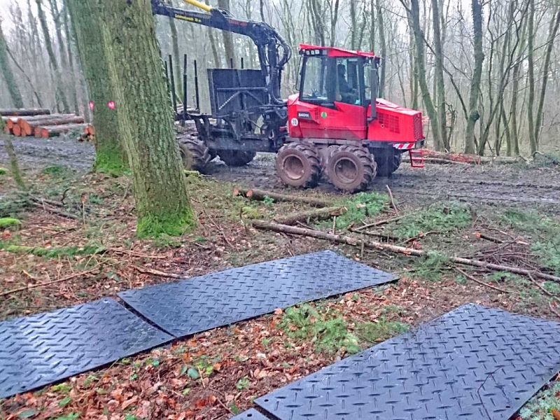 Bodenschutzplatten zur bodenschonenden Holzernte in der Waldarbeit und Forstwirtschaft