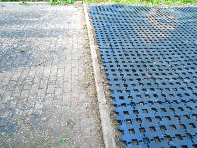 Befestigung einer Rasenfläche als Stellplatz für PKW-Anhänger mit dem Rasengitterstein RGS35