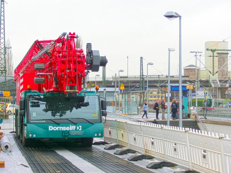 Bodenschutzplatten als Stellfläche für einen Autokran