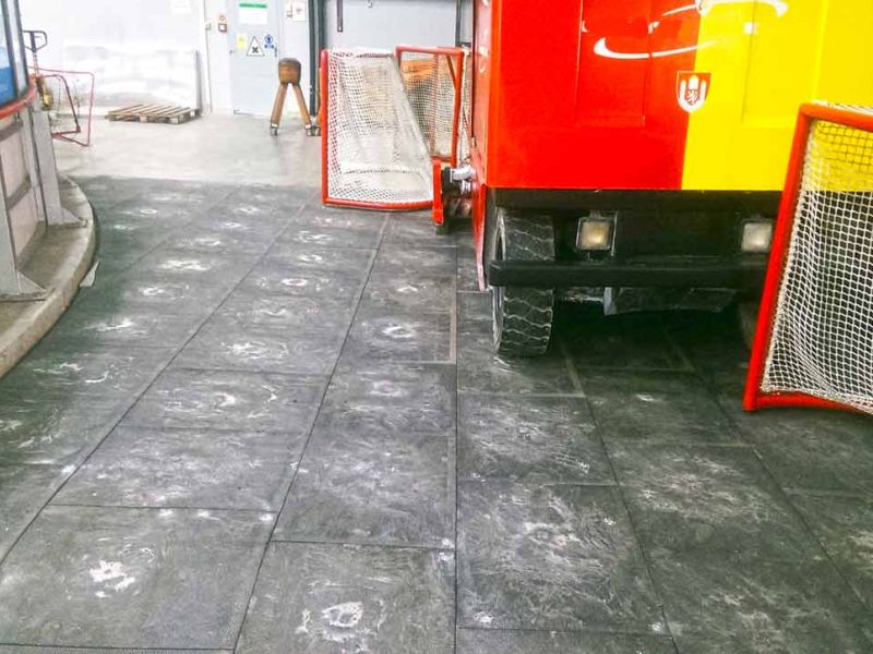 Rutschhemmde & stoßdämpfende Bodenmatten aus weichem PVC für eine Eissporthalle