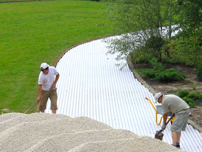 Verlegen und verfüllen des Kiesgitter KG30 für einen Gartenweg aus Kies
