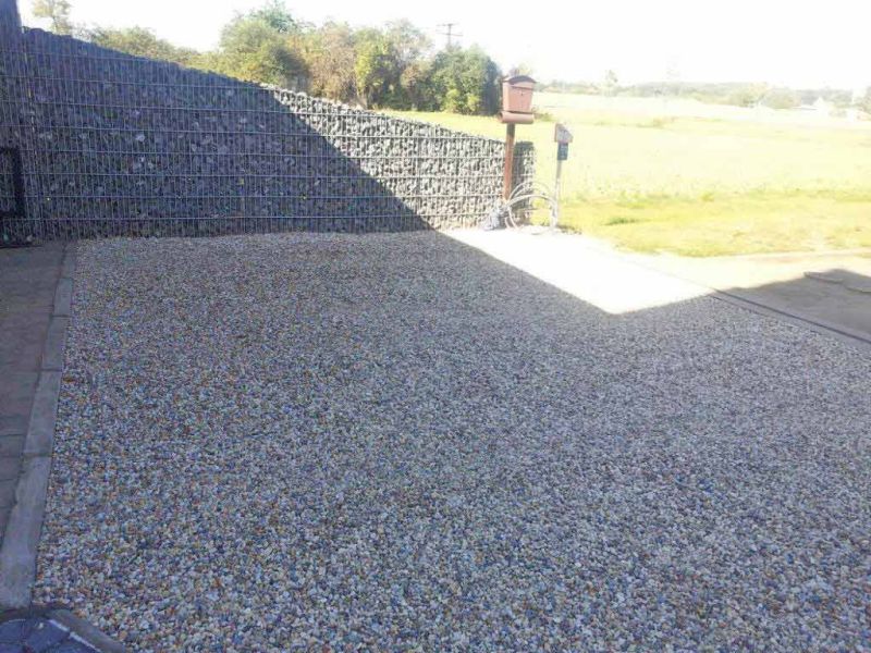 Moderne Umgestaltung: Steingarten & Carporteinfahrt mit stabilisiertem Kies