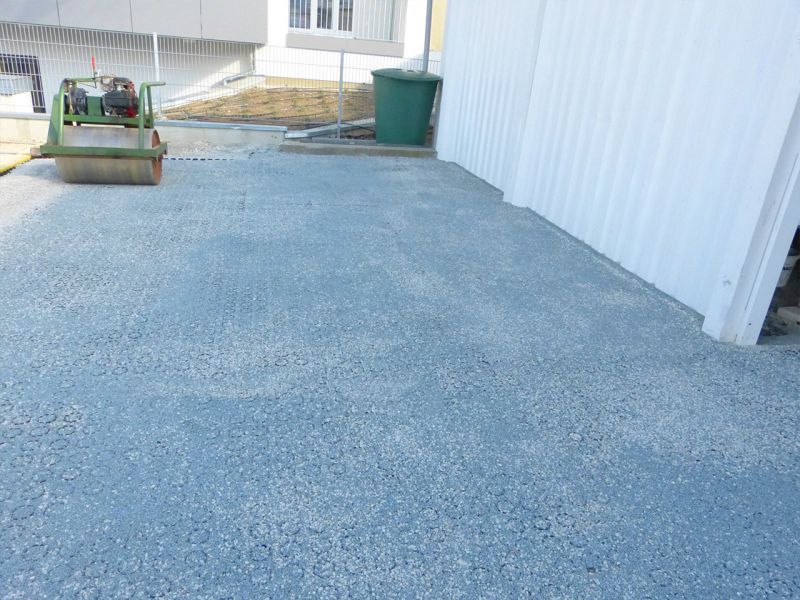 Parkplatz begradigen – ein Projektbeispiel für eine gelungene Gestaltung mit der Kiesmatte KM30