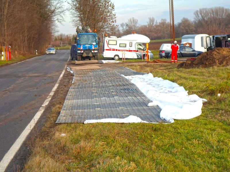Stellfläche für einen Schwerlast-Transport im Bankettbereich einer Landstrasse
