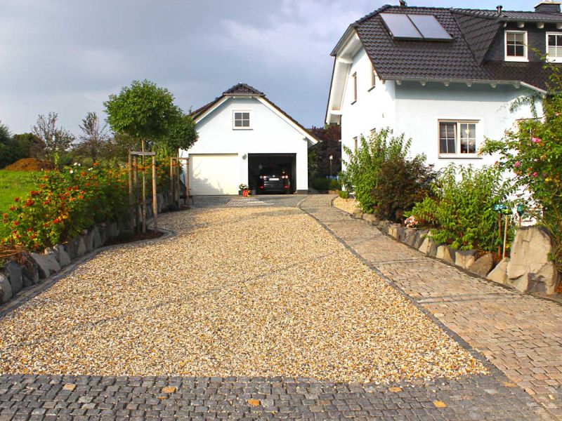 Kiestabilisierung eines neu angelegten Hof und Einfahrt mit dem Kiesgitter KG30