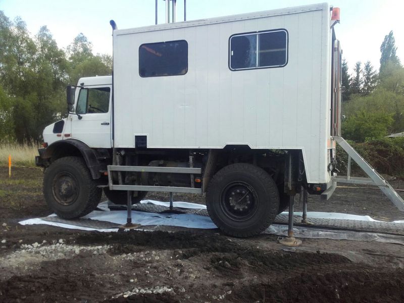 Mobile Fahrstrasse und Fahrplatten als temporäre Zufahrtslösung für den Neubau eines Supermarkt in Berlin