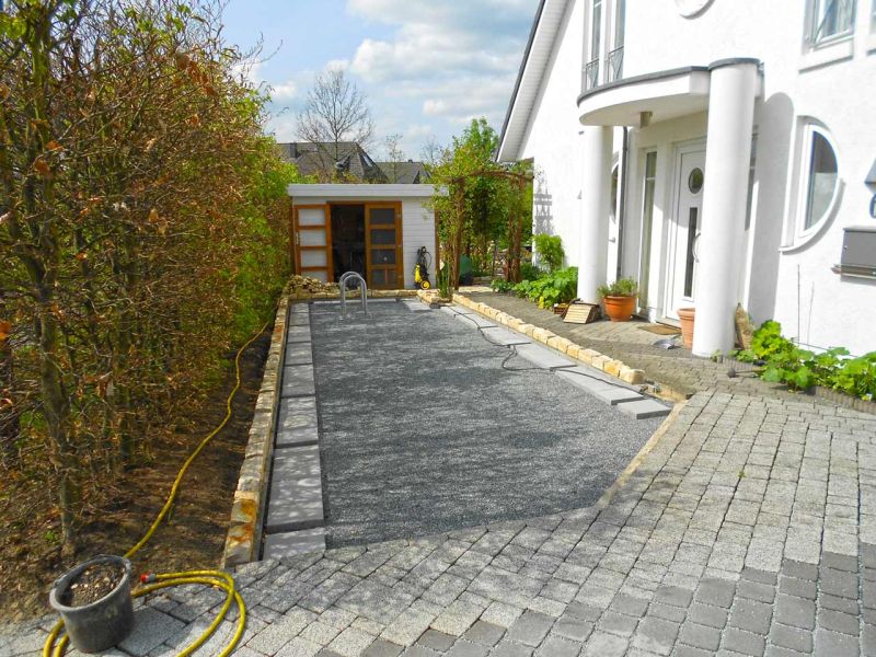 Anlegen einer stabilisierten Hof und PKW Stellfläche mit den Kieswaben KW50