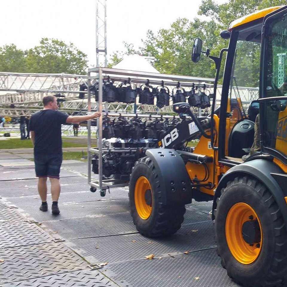 s:tek Hochleistungs-Bodenschutzplatten als Bodenschutzlösung beim Aufbau eines Events