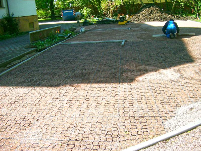 Herstellung eines großen Parkplatz mit dem Bodengitter BG30