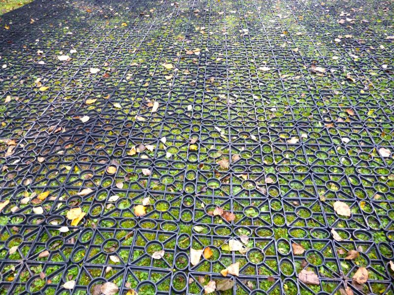 Direktverlegung des Rasengitter RG24 ohne Unterbau auf den bestehenden Rasen