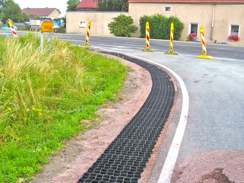 Befestigung eines Seitenstreifens einer Straße mit dem Bodengitter BG50