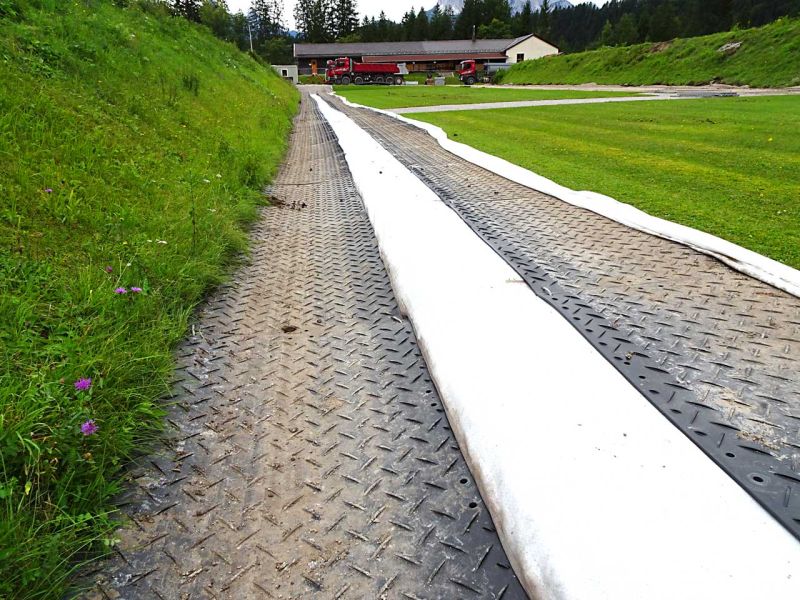 Mobile Baustrasse als temporäre Zuwegung zur Sanierung der Freianlagen im Park zum Schloss Linderhof