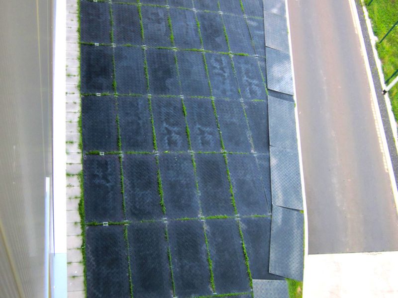 Großflächige Arbeitsplattform als BE-Fläche mit Bodenschutzplatten für Container und Material