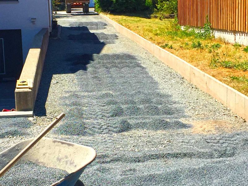 Begrünte Hofeinfahrt & Wohnwagen Stellplatz mit dem Bodengitter BG50 stabilisieren