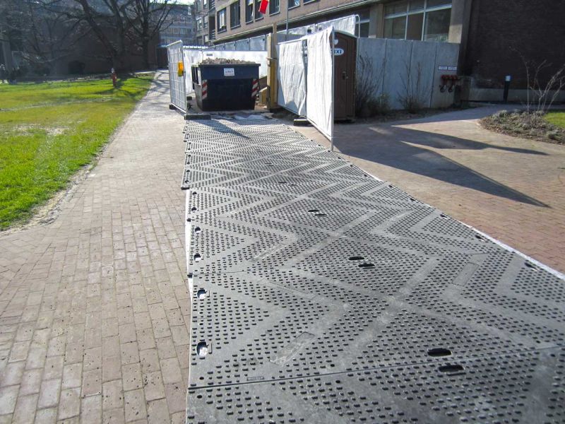 Fahrplatten als Pflasterschutz für eine temporäre LKW-Zufahrt