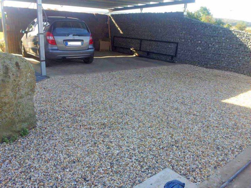 Moderne Umgestaltung: Steingarten & Carporteinfahrt mit stabilisiertem Kies