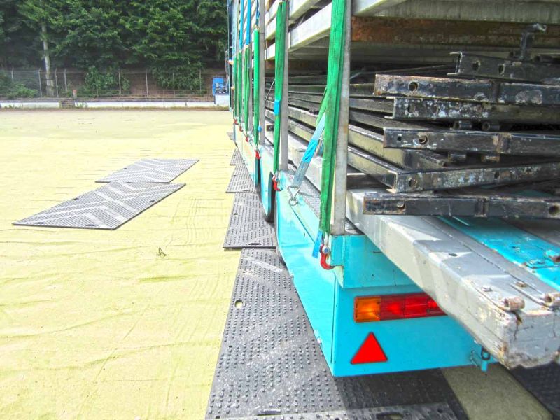 Fahrplatten zum Schutz eines Kunstrasen-Fussballplatz